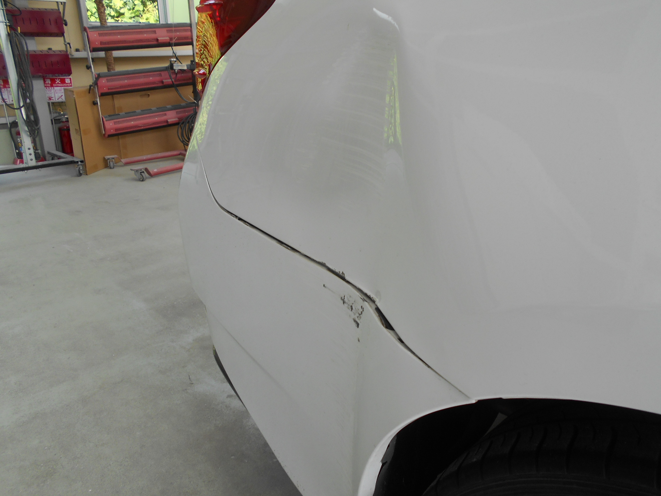 Gs300系レクサスのクォーターを板金塗装 谷地自動車